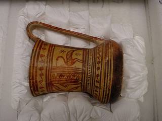 Ceramic object in custom-made support